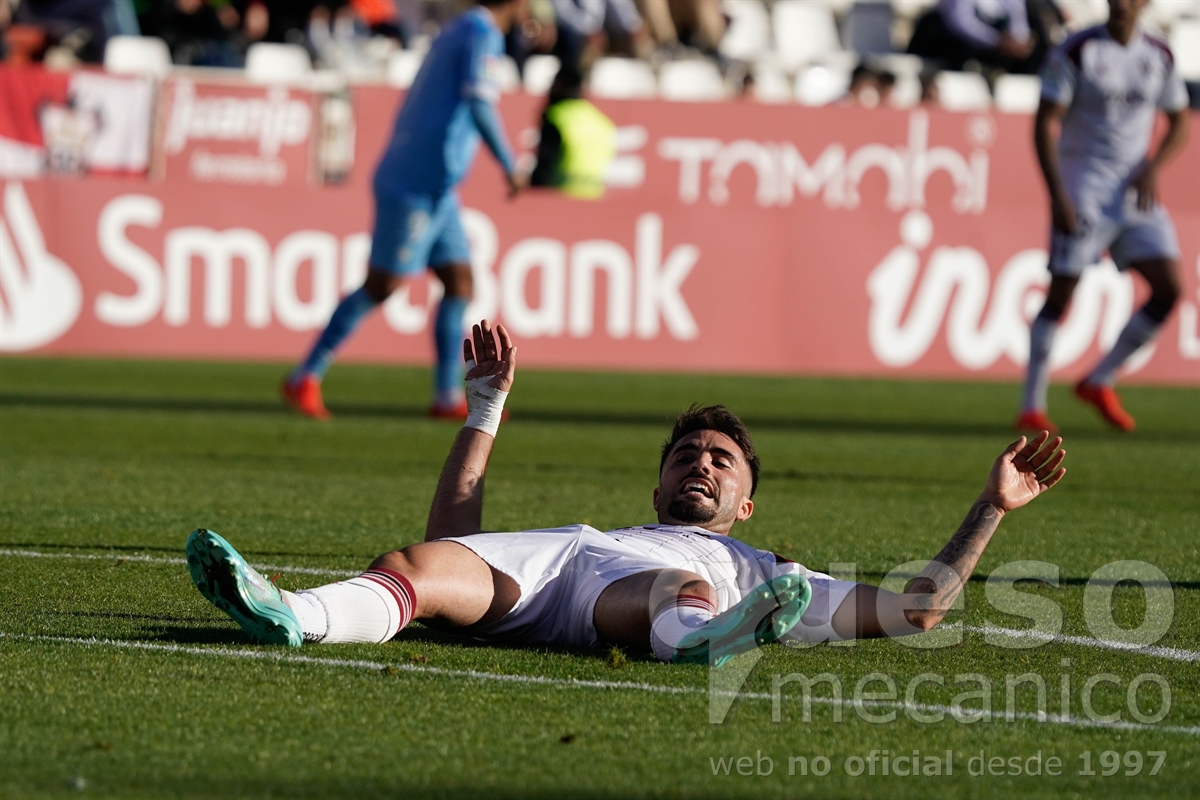 Fran Álvarez en el suelo tras una acción del partido Albacete - Ibiza