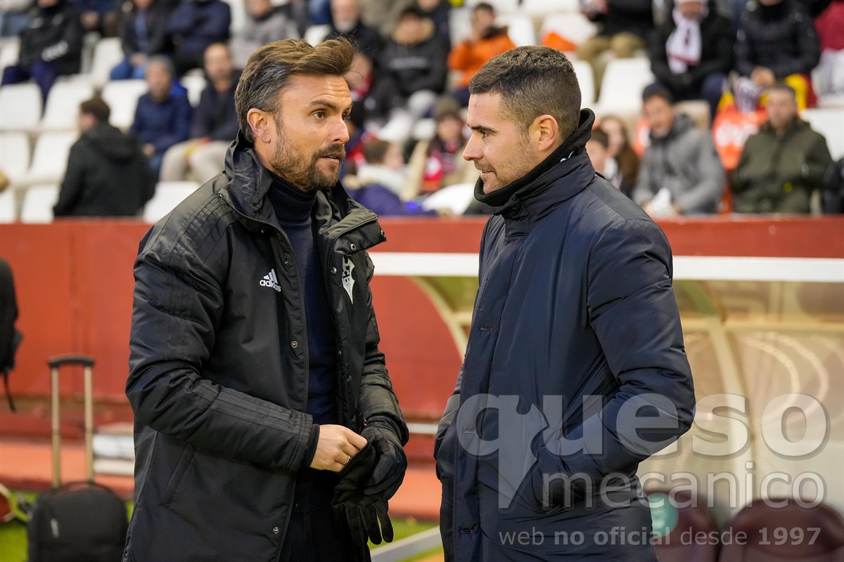 Fran Justo y Rubén Albés charlan antes del Albacete - Lugo 