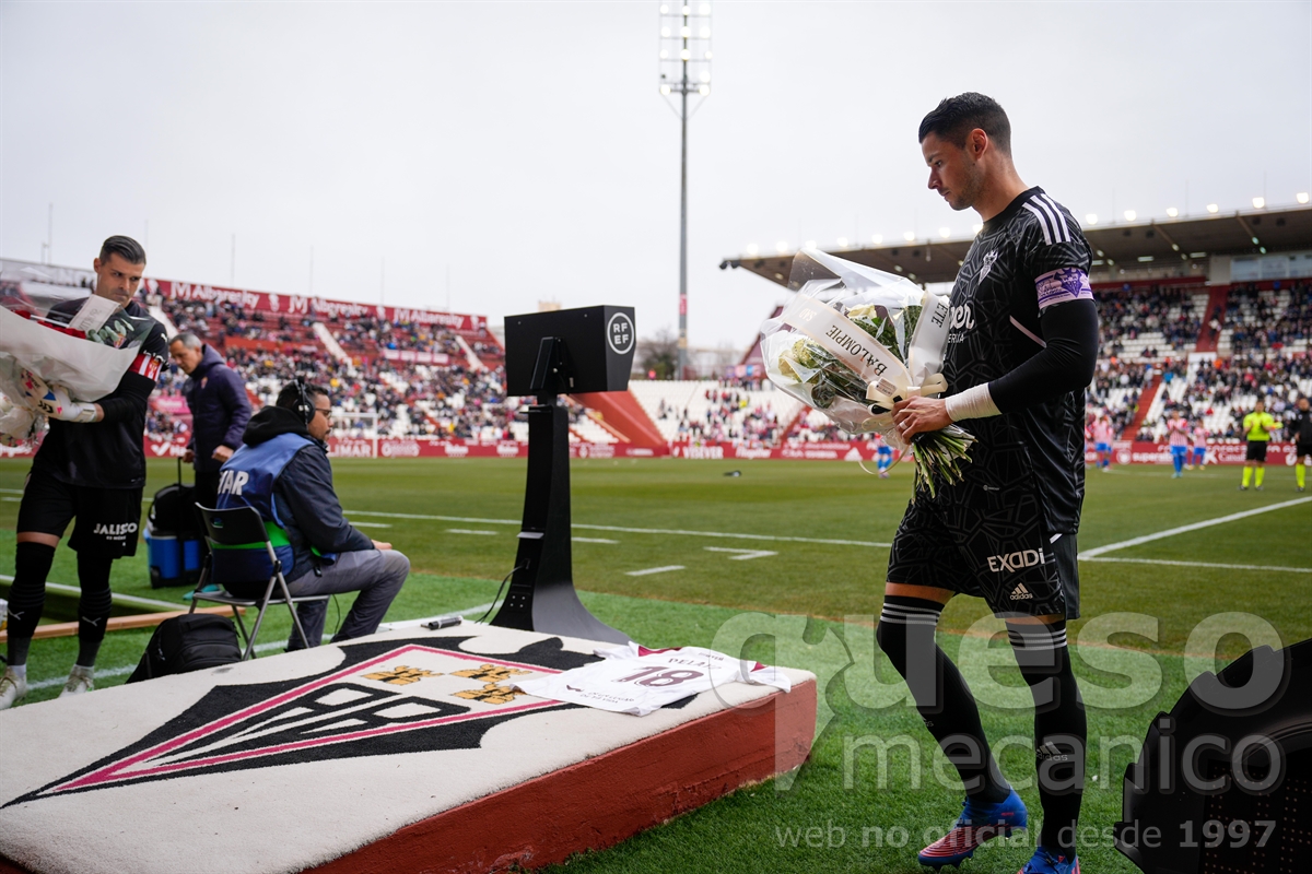 Homenaje a Pelayo Novo en los prolegómenos del Albacete - Sporting