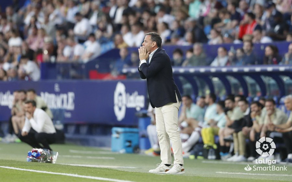 El entrenador del Levante Javi Calleja dando órdenes a los suyos en el transcurso del Levante - Albacete