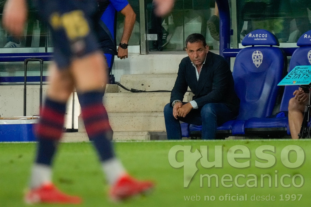 Javier Calleja, entrenador del Levante, en el banquillo de su equipo presenciando el encuentro Levante - Albacete