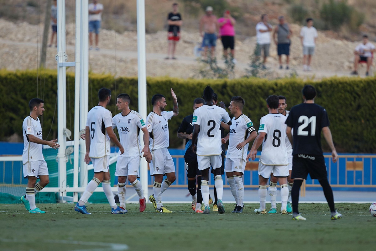 Los jugadores del Albacete celebran el primer gol ante el Ibiza