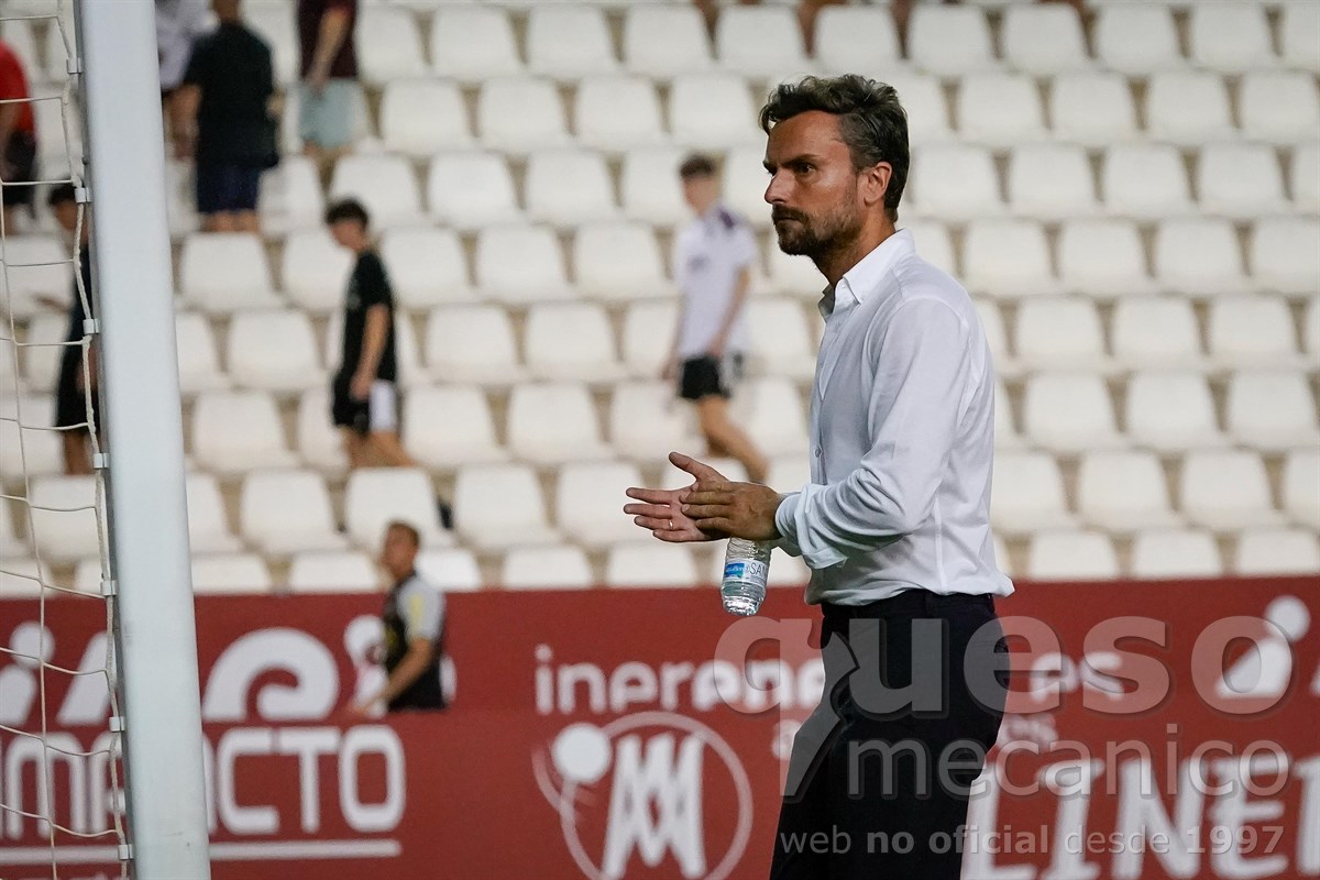 Rubén Albés, entrenador del Albacete Balompié, se retira del Carlos Belmonte tras el empate de los suyos ante el Amorebieta