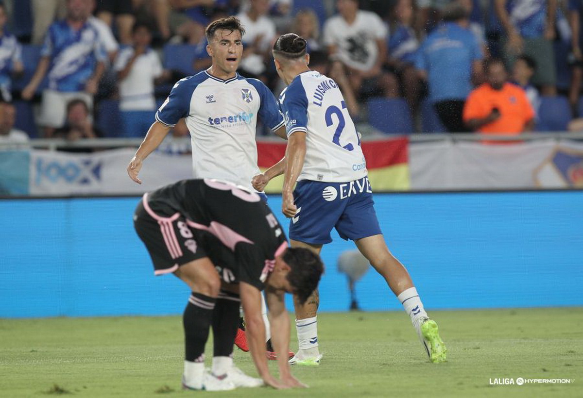 Tras un penaltito de Riki Rodríguez llegaba el gol de Enric Gallego desde los once metros que abría el marcador