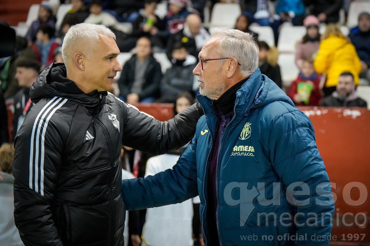 Miguel Álvarez entrenador del Villarreal "B" C.F.  saluda a Toni Madrigal antes del encuentro