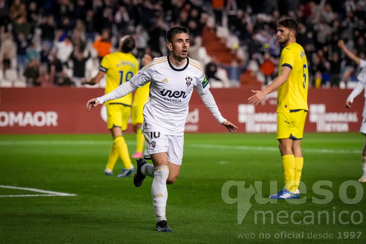 Manu Fuster celebrando su quinto gol del campeonato, el segundo del partido ante el Villarreal B