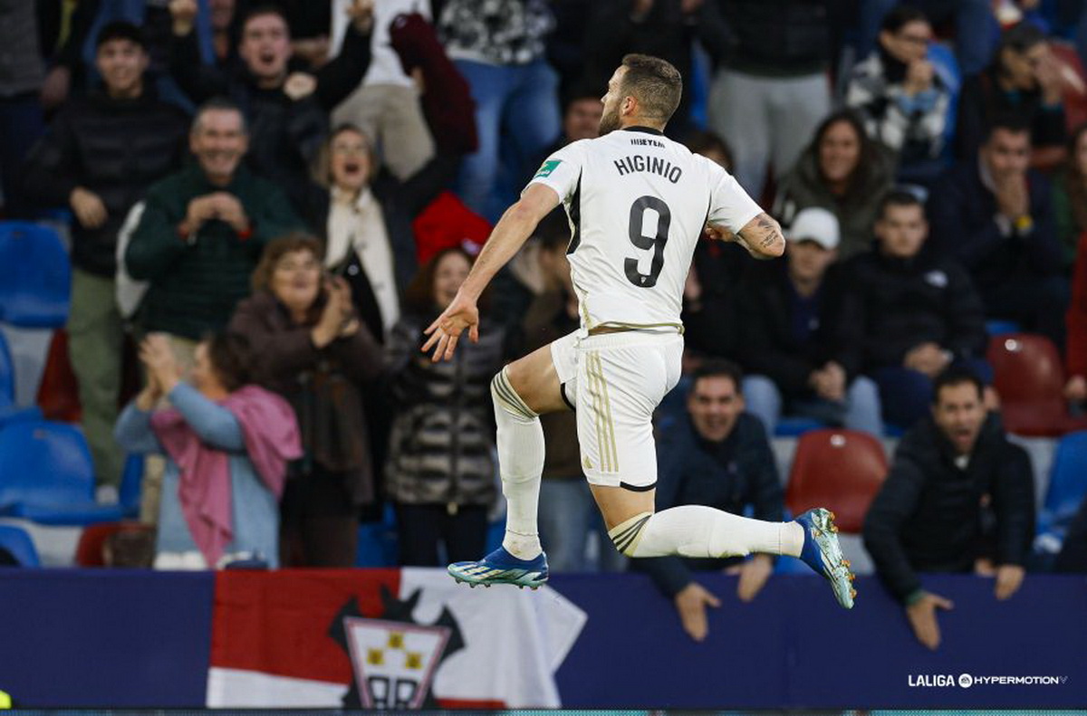 Higinio celebra el segundo gol del Albacete ante el Levante, un remate suyo de cabeza que el meta Andrés Fernández se introdujo en su propia portería