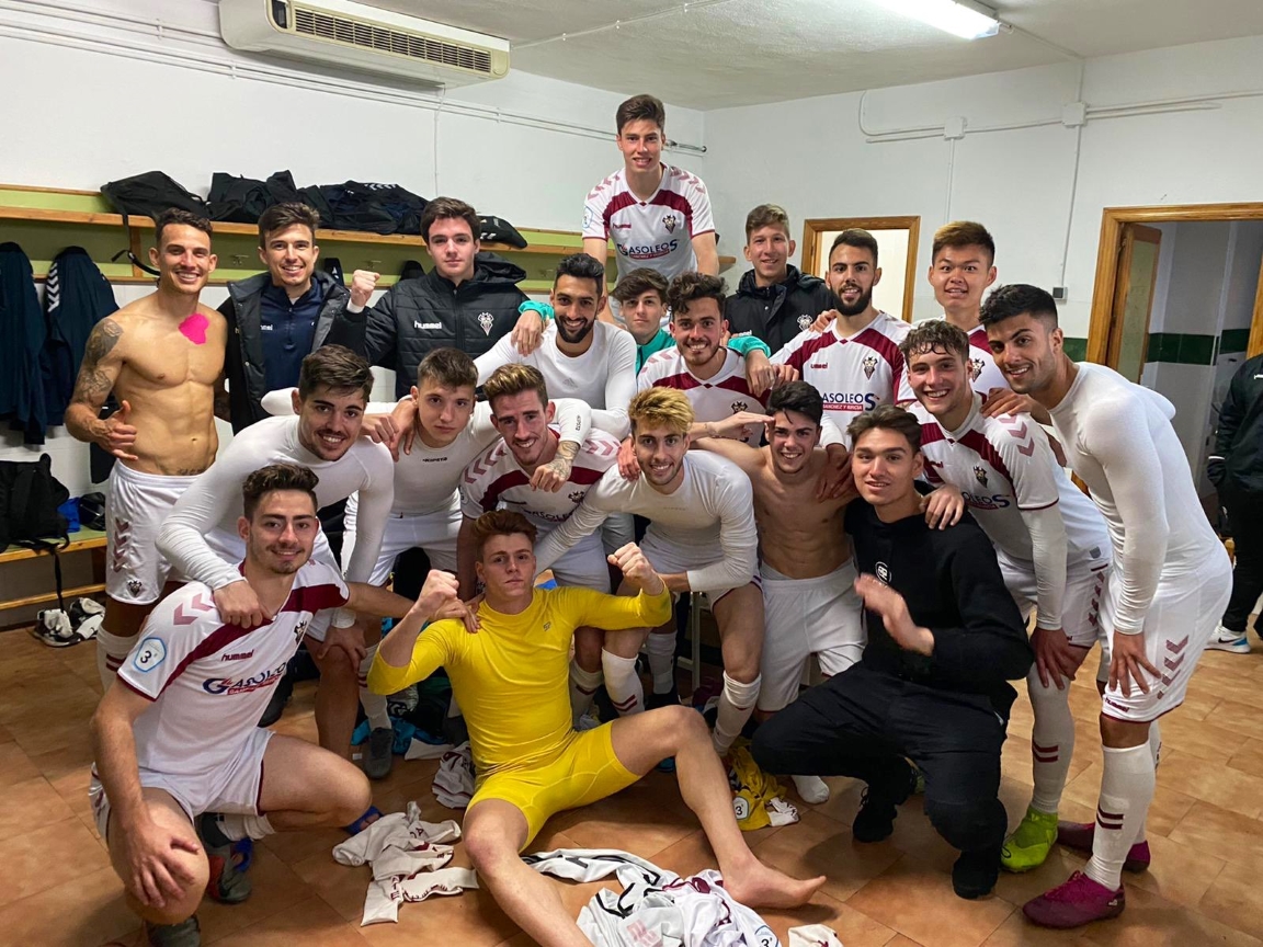 Los futbolistas del Atlético Albacete celebran un nuevo triunfo en casa del C.D. Quintanar del Rey