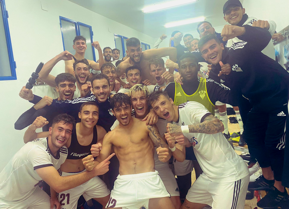 Los jugadores del Atlético Albacete celebraron el triunfo ante el Huracán en los vestuarios de Municipal de Balazote