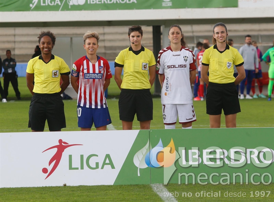 La colegiado Ylenia Sánchez Miguel con las capitanas de Fundación Albacete y Atlético de Madrid